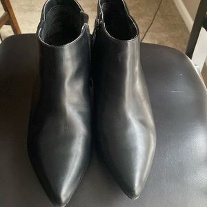 Kenneth Cole reaction ankle kitty heel boot.